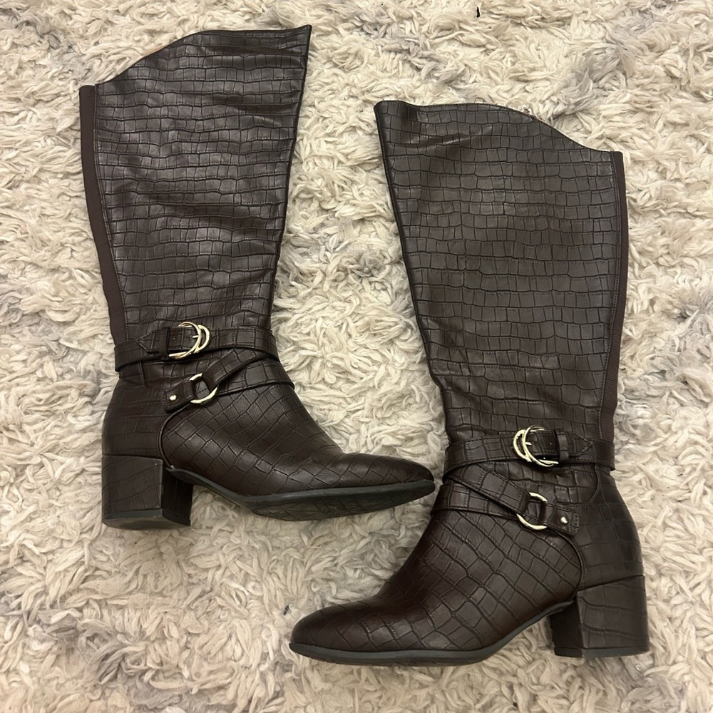 BROWN KNEE-HIGH BOOTS